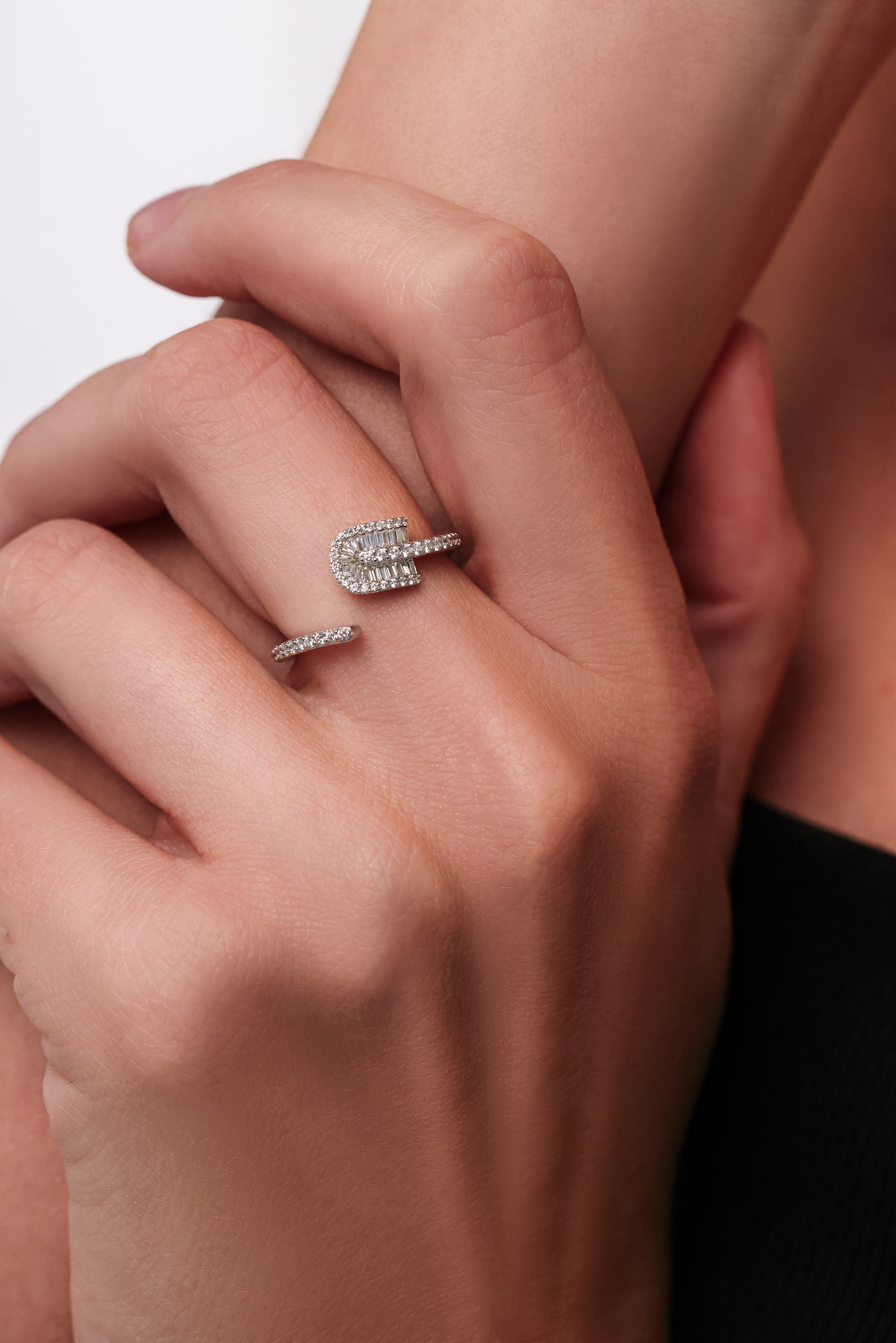 U Solo Baguette Twisted Ring