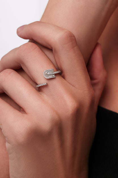 U Solo Baguette Twisted Ring