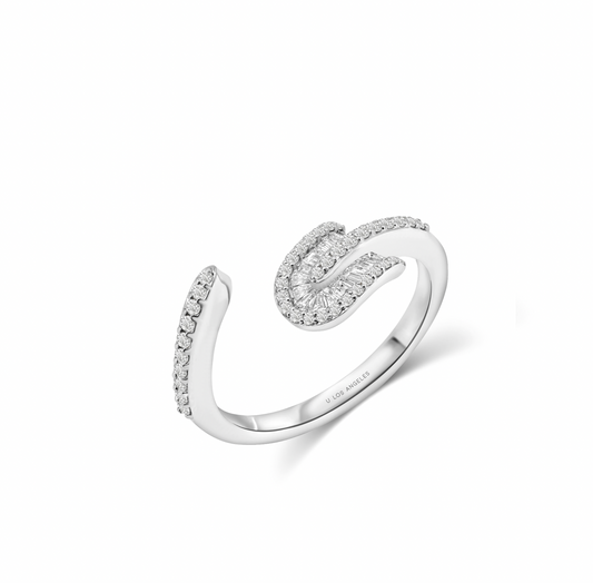 U Solo Baguette Twisted Ring